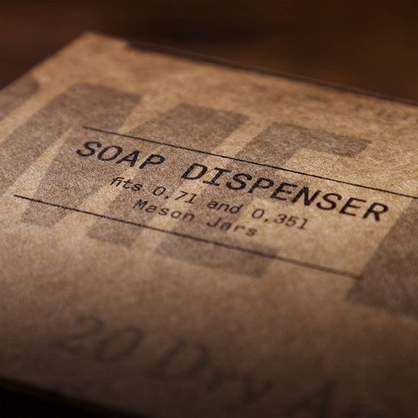Nahaufnahme eines braunen Kartons mit Aufschrift SOAP DISPENSER