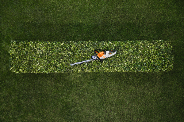 STIHL HSA 30 Akku-Heckenschere auf frisch geschnittener Hecke aus Vogelperspektive
