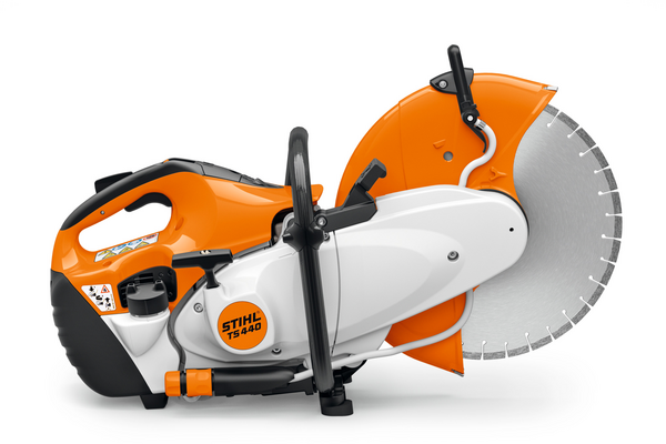 STIHL TS 440 Benzin-Trennschleifer mit 350-mm-Trennscheibe auf weißem Hintergrund