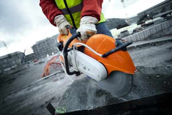 Person verwendet STIHL Trennschleifer auf Baustelle