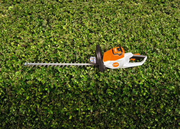 STIHL HSA 50 Akku-Heckenschere auf grüner Hecke