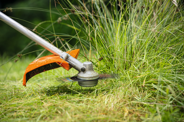 Stihl FS-KM GrassCut 230-2 Sense mäht dichtes Gras
