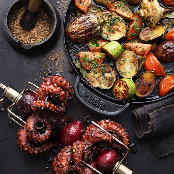 Gegrillter Tintenfisch und Gemüse auf Weber-Pfanne