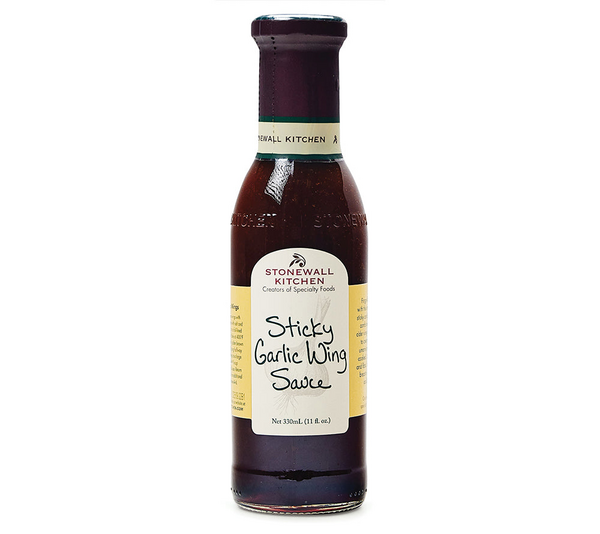 Flasche von Stonewall Kitchen Sticky Garlic Wing Sauce auf weißem Hintergrund