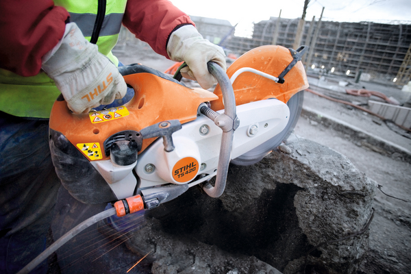 Arbeiter verwendet Stihl TS 420 Trennschleifer auf Baustelle