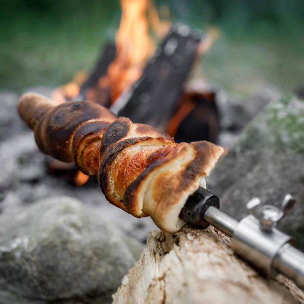 Stockbrot auf Gusseisenspitze über Lagerfeuer