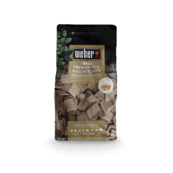 Packung von Weber Bitburger Premium Pils Räucherchips mit sichtbaren Holzchips und Markenlogos