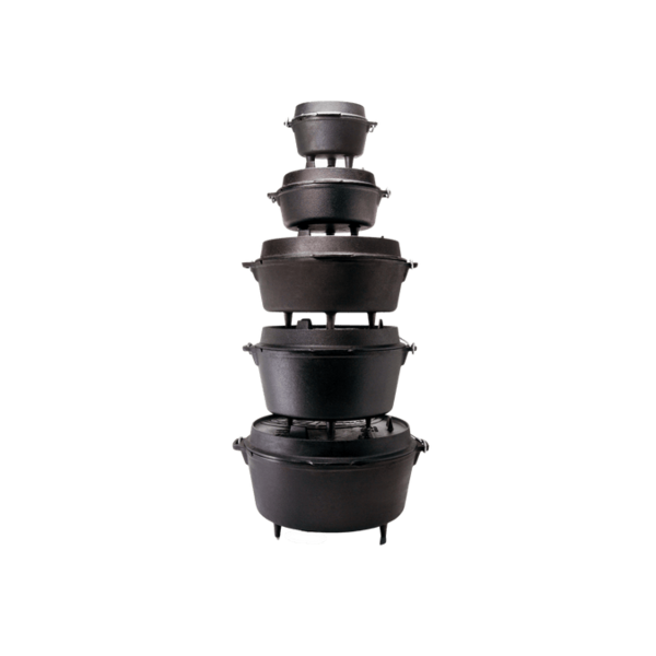 Stapel von schwarzen Petromax Feuertöpfen ft12 aus Gusseisen für Outdoor-Kochen