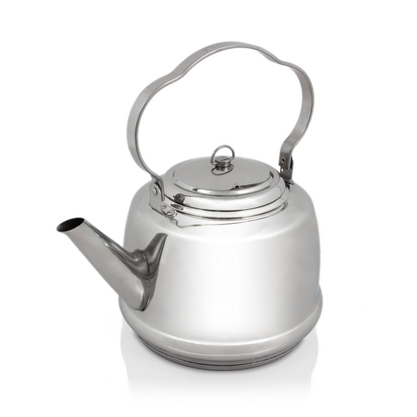 Edelstahl Petromax Teekessel tk1 mit 1,5 Liter Volumen auf weißem Hintergrund