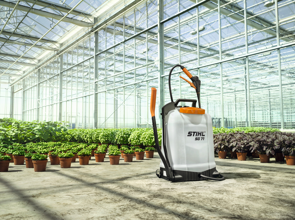 Stihl SG 71 Spritzgerät in einem sonnendurchfluteten Gewächshaus