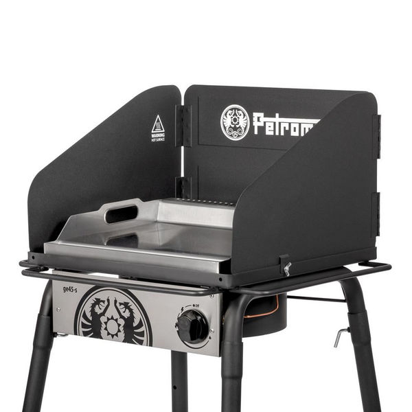 Plancha Grillplatte auf Petromax Gastisch mit Gasflamme und Windschutz