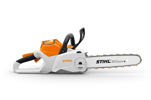 Seitenansicht der STIHL MSA 220 C-B Akku-Kettensäge auf weißem Hintergrund