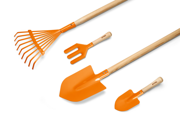 STIHL Kinder-Gartenwerkzeugset mit Schaufeln und Rechen auf weißem Hintergrund