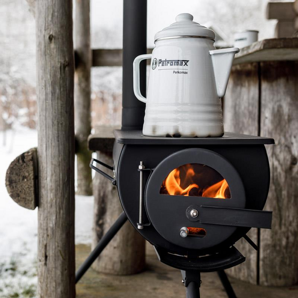 Petromax Perkomax Perkolator auf einem Outdoor-Ofen im Winter