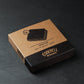 Schwarze Box und Ledercoaster von O'Donnell auf dunklem Hintergrund