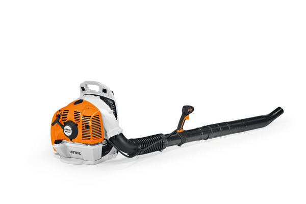 STIHL BR 430 Benzin-Laubbläser in Studioansicht mit Fokus auf Design und Funktion