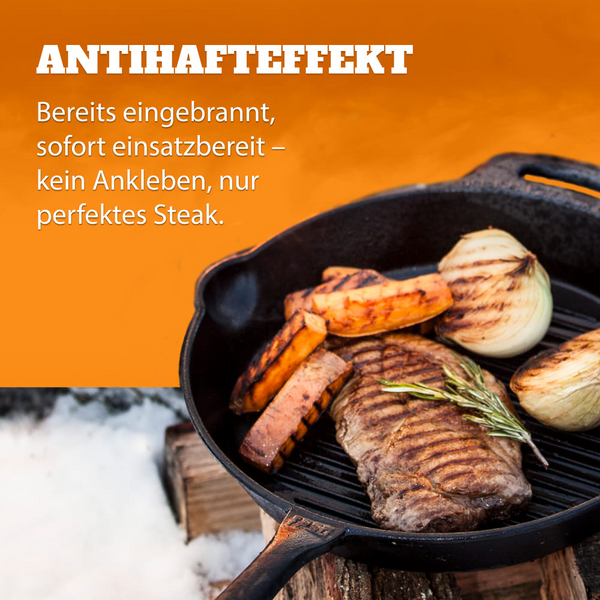 Gusseiserne Petromax Feuerpfanne mit Steak und Gemüse im Freien
