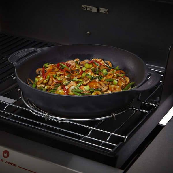 Weber CRAFTED Wok auf einem Grill mit Gemüse und Fleisch beim Kochen