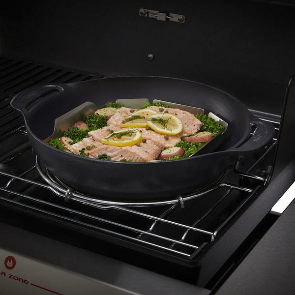 Weber CRAFTED Wok mit Lachs und Gemüse auf einem Grill