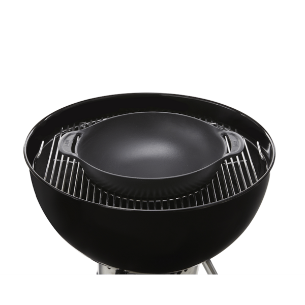 Weber CRAFTED Wok auf einem schwarzen Grill für vielseitiges Kochen im Freien