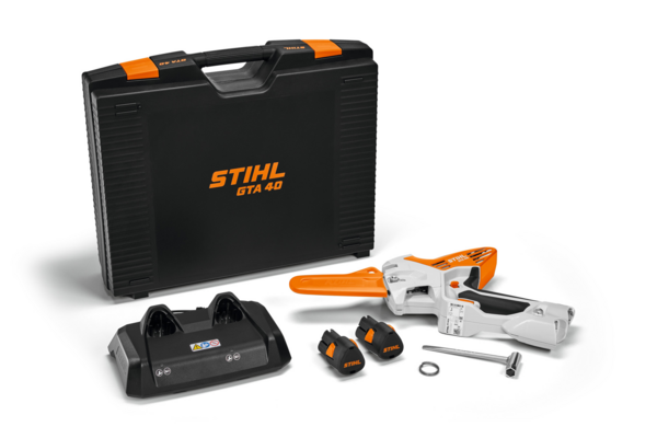 STIHL GTA 40 Set mit elektrischer Säge Akkus Ladegerät und Werkzeugen auf weißem Hintergrund