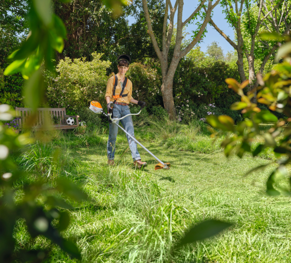 Person verwendet Stihl FSA 80 Motorsense im grünen Garten