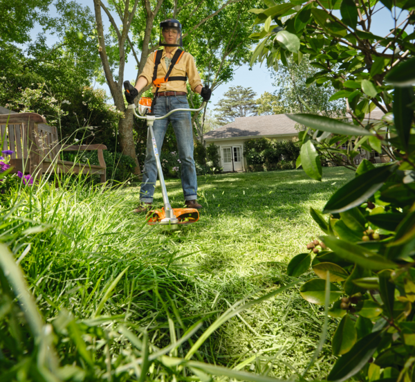 Person verwendet Stihl FSA 80 Motorsense in einem grünen Garten