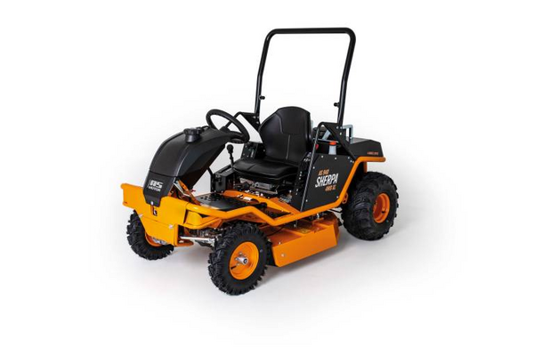 Professioneller Aufsitzmäher AS 940 Sherpa 4WD XL in Orange und Schwarz auf weißem Hintergrund