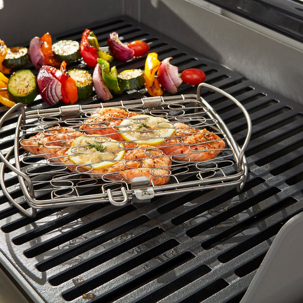 Weber Fisch- und Gemüsehalter mit Garnelen und Gemüse auf einem Grill