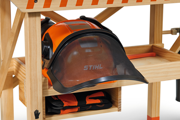 Kinderwerkbank aus Holz mit STIHL Helm und Handschuhen