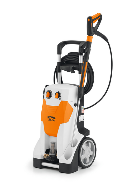 STIHL RE 232 Elektro-Hochdruckreiniger auf ebenem Untergrund mit sichtbaren Funktionselementen