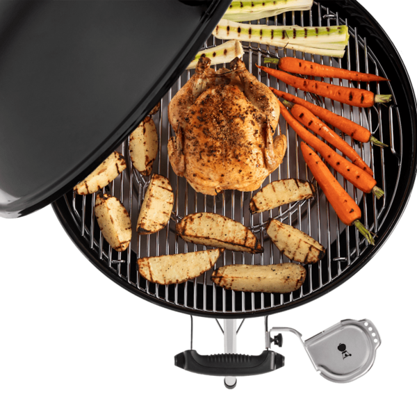 Weber Grill mit Hähnchen und Gemüse, iGrill Thermometer in Halterung