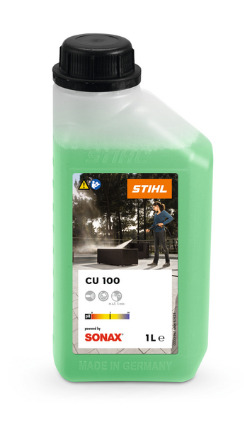 STIHL CU 100 Universalreiniger in einer 1-Liter-Flasche mit Anwendungsszene im Hintergrund