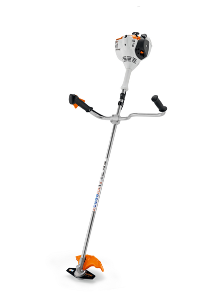 STIHL FS 56 Benzin-Motorsense mit 2-MIX-Motor und Grasschneideblatt auf weißem Hintergrund