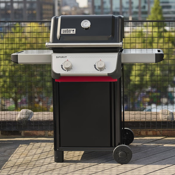 Weber SPIRIT E-210 Gasgrill auf Terrasse mit Stadtblick