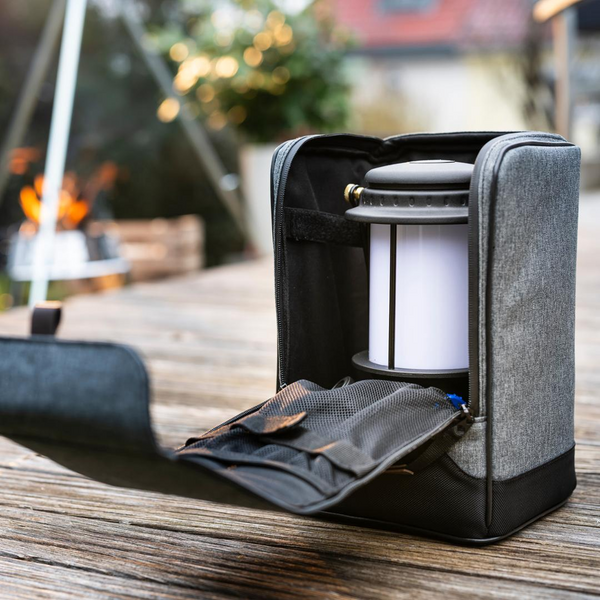 LM500 Transporttasche mit LED Laterne im Garten