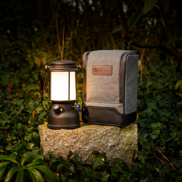 LED Laterne und Transporttasche auf Stein in natürlicher Umgebung