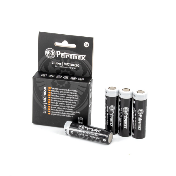 Petromax 18650 Akkus in Verpackung mit technischen Details sichtbar