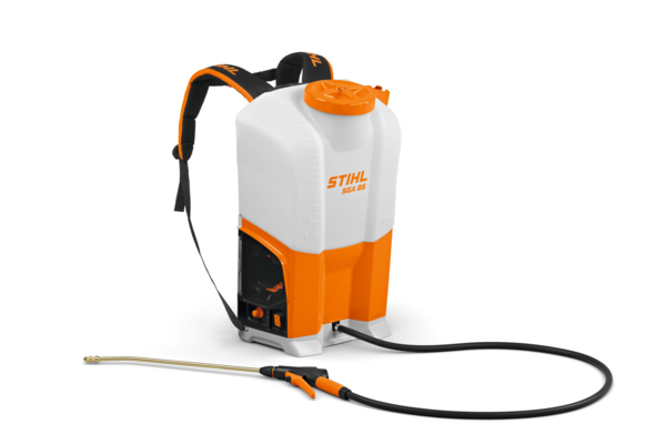 STIHL SGA 85 Akku-Spritzgerät mit transparentem Tank und Messing-Lanze auf weißem Hintergrund