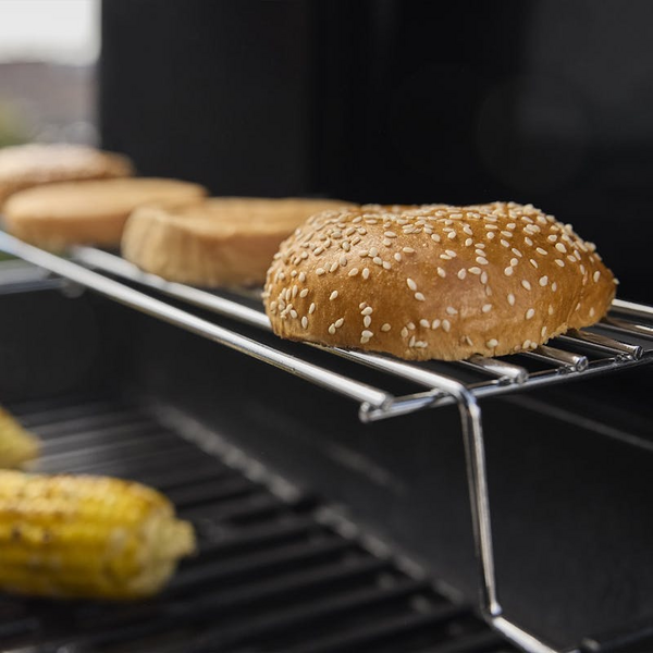 Weber SPIRIT E-410 Gasgrill mit gegrillten Sesambrötchen und Maiskolben