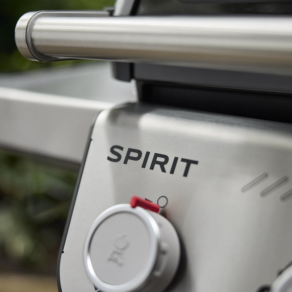 Nahaufnahme des Weber SPIRIT E-410 Gasgrills mit Fokus auf Bedienelemente und Markenname