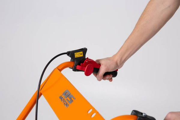 Hand bedient roten Hebel an orangefarbenem Lenker der AS 60 WeedHex vor grauem Hintergrund