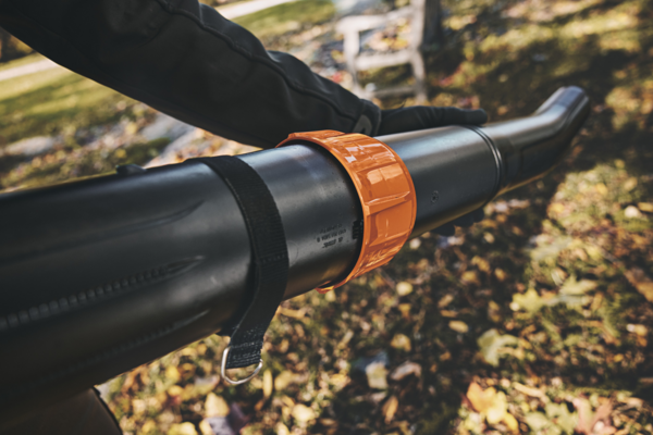 Nahaufnahme eines Stihl BGA 300 Laubbläsers mit Fokus auf Bediengriff und Blasrohr in herbstlicher Umgebung
