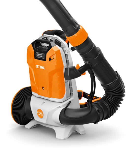 Rückentragbarer Akku-Laubbläser Stihl BGA 300 in Orange und Weiß mit ergonomischem Tragsystem
