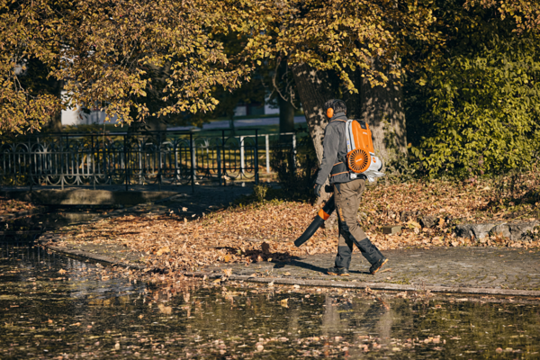 Person verwendet Stihl BGA 300 Laubbläser in einem Park