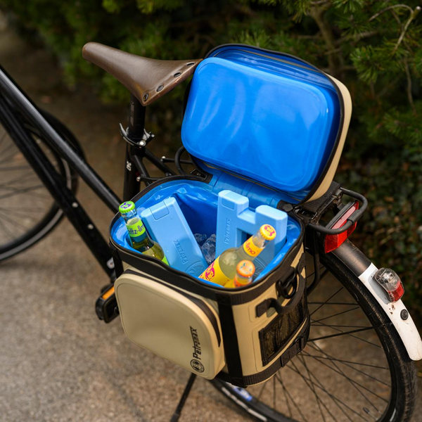 Fahrrad mit blauer Abdeckhaube und Getränken in einer Box auf Gepäckträger