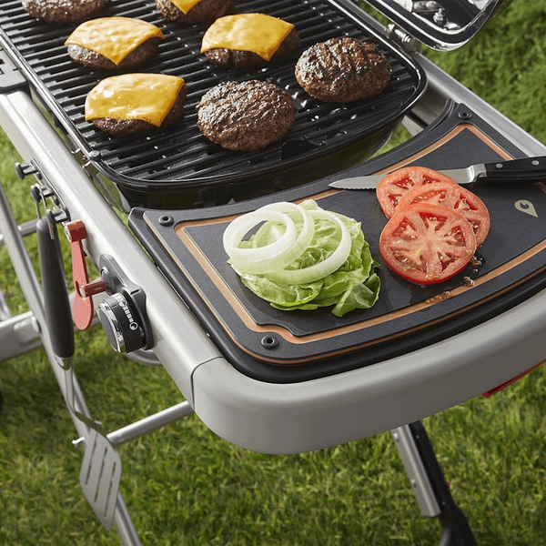Weber Traveler Schneidebrett auf Grill mit frischen Tomaten und Zwiebeln, Outdoor-Kochen