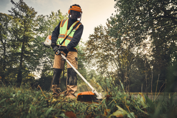 Professioneller Gärtner verwendet STIHL KMA 200 R in waldähnlicher Umgebung