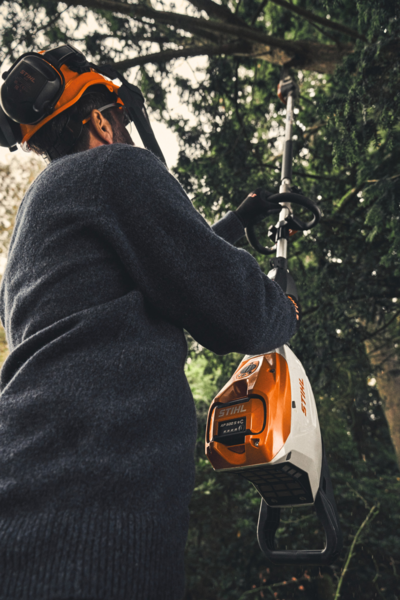 Professionelle Nutzung eines STIHL KMA 200 R Akku-KombiMotors in einer bewaldeten Umgebung