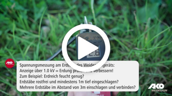 Digitales AKO DUO-Voltmeter auf Gras mit eingeschaltetem Display und Informationen zur Spannungsmessung